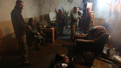 Армейский штаб Сергей Лойко / Los Angeles Times Захваченный в плен и раненный пророссийский сепаратист лежит на носилках внутри штаба украинской армии под аэропортом.
